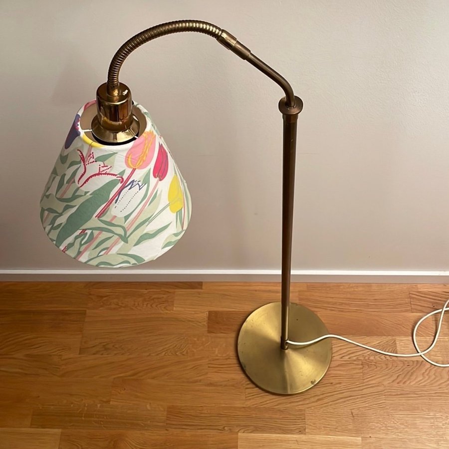 Vintage Mässing Golvlampa med Lampskärm Tyg Josef Frank Vita Tulpaner