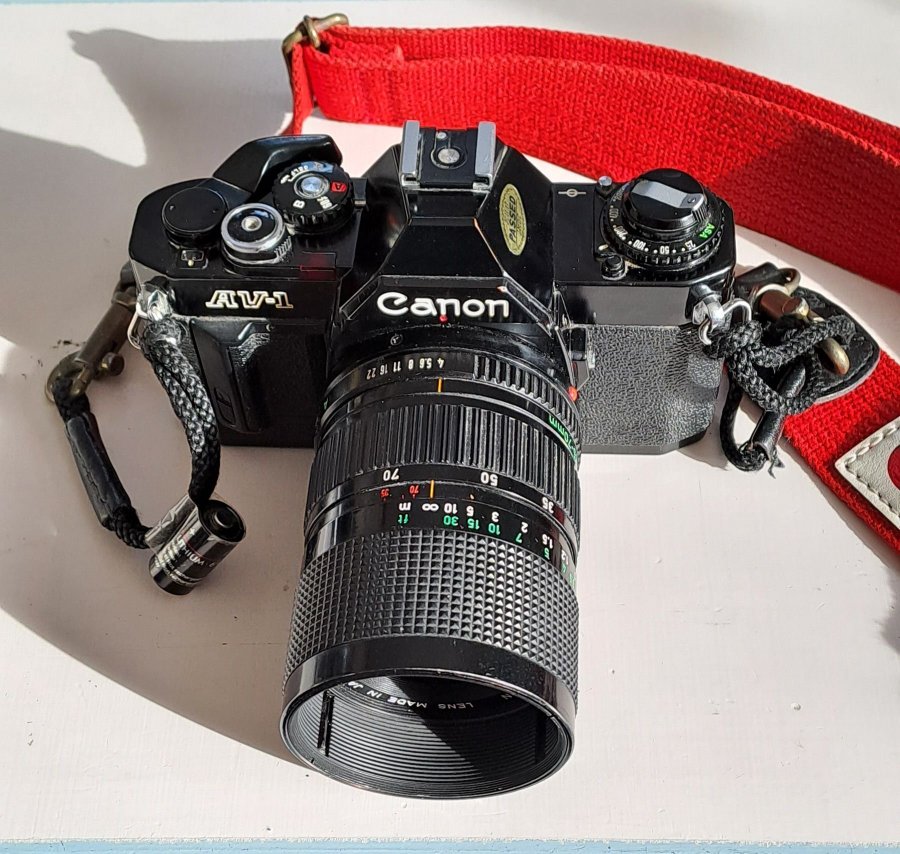 Canon AV-1 med objektiv