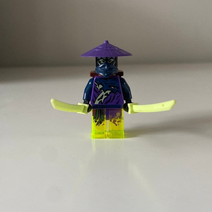 LEGO Ninjago Figur - Spöke, kommer med två gröna svärd och en sköld.