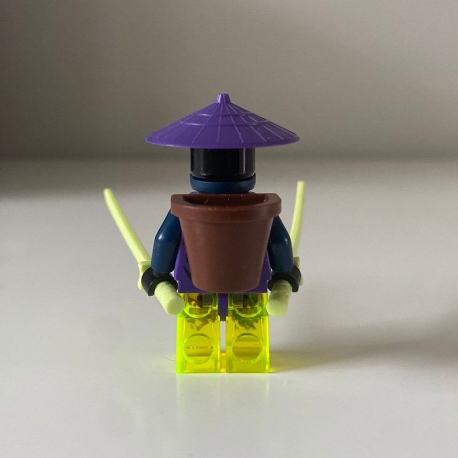 LEGO Ninjago Figur - Spöke, kommer med två gröna svärd och en sköld.