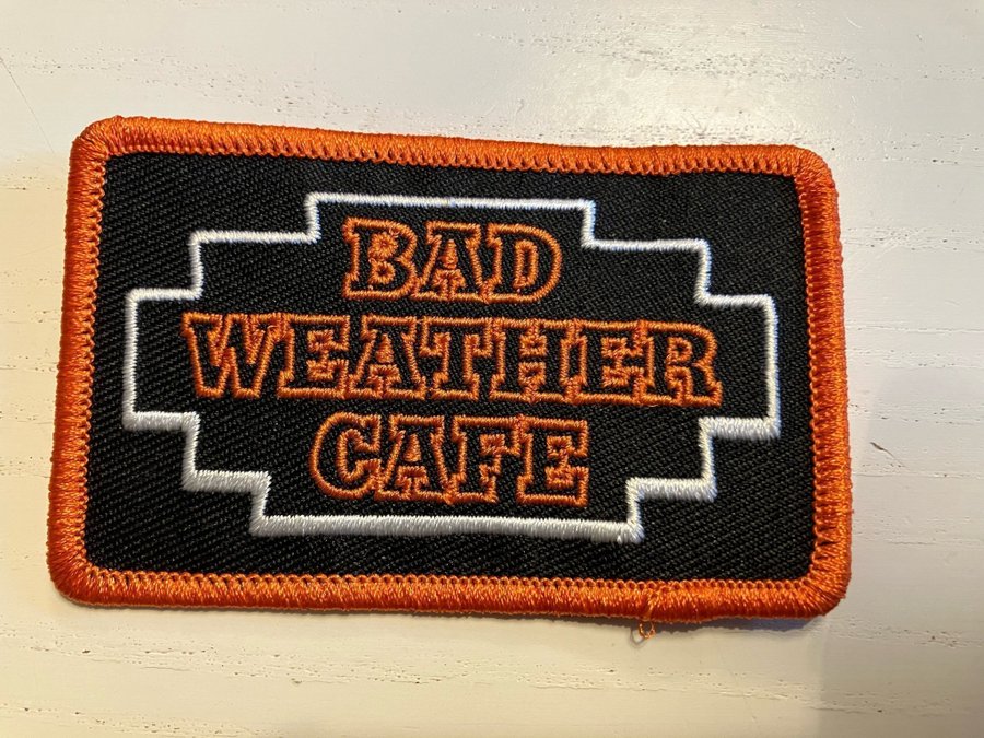 Tygmärke Bad Weather Cafe iron-on nytt