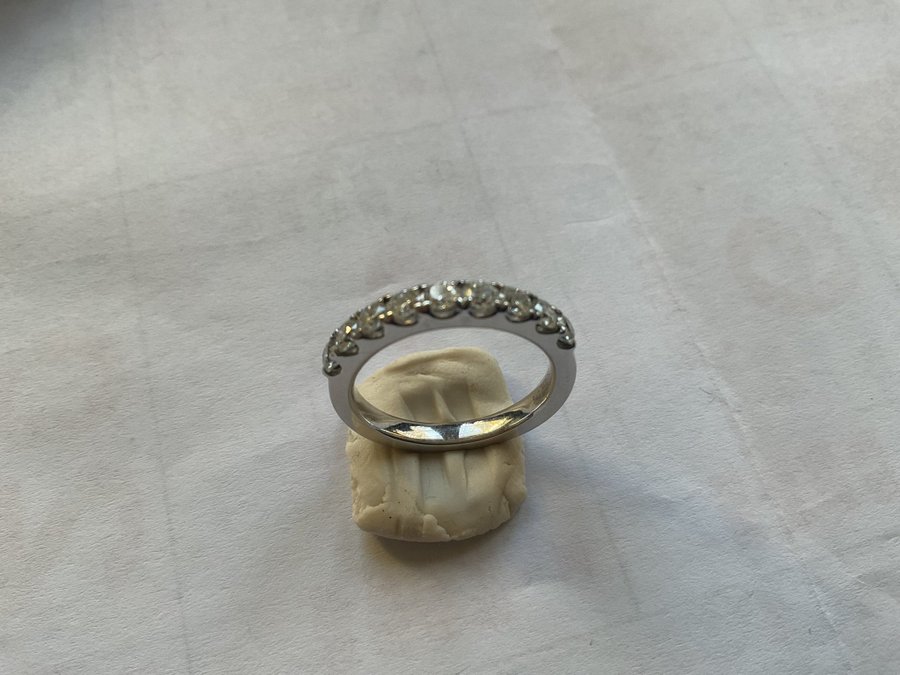 Mycket fin ringar med äkta diamanter 18 k vitt guld.