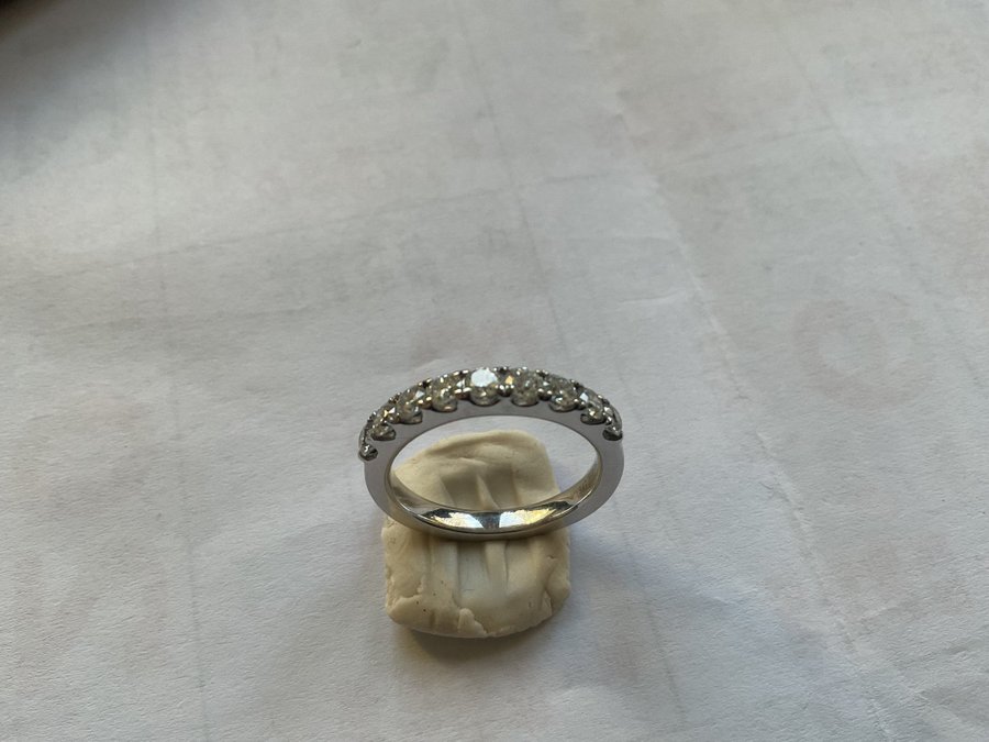 Mycket fin ringar med äkta diamanter 18 k vitt guld.