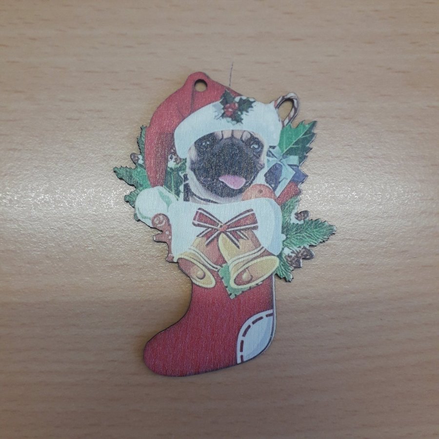 Julgranspynt - Pug i julstrumpa mops julkula hänge i trä