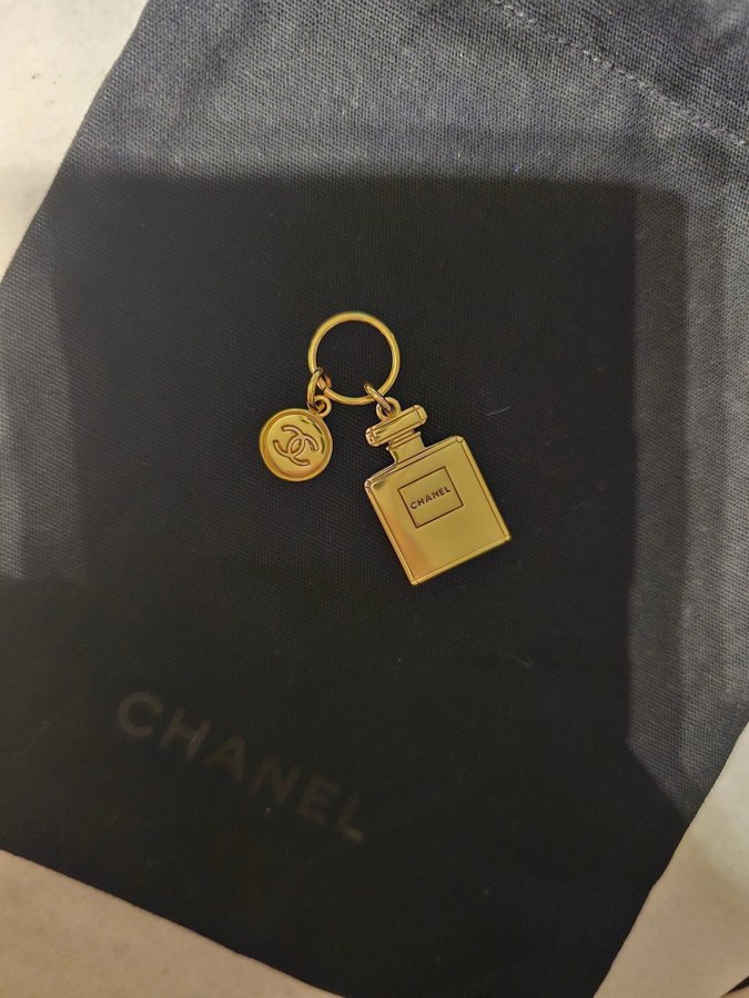 Chanel Beauté charm