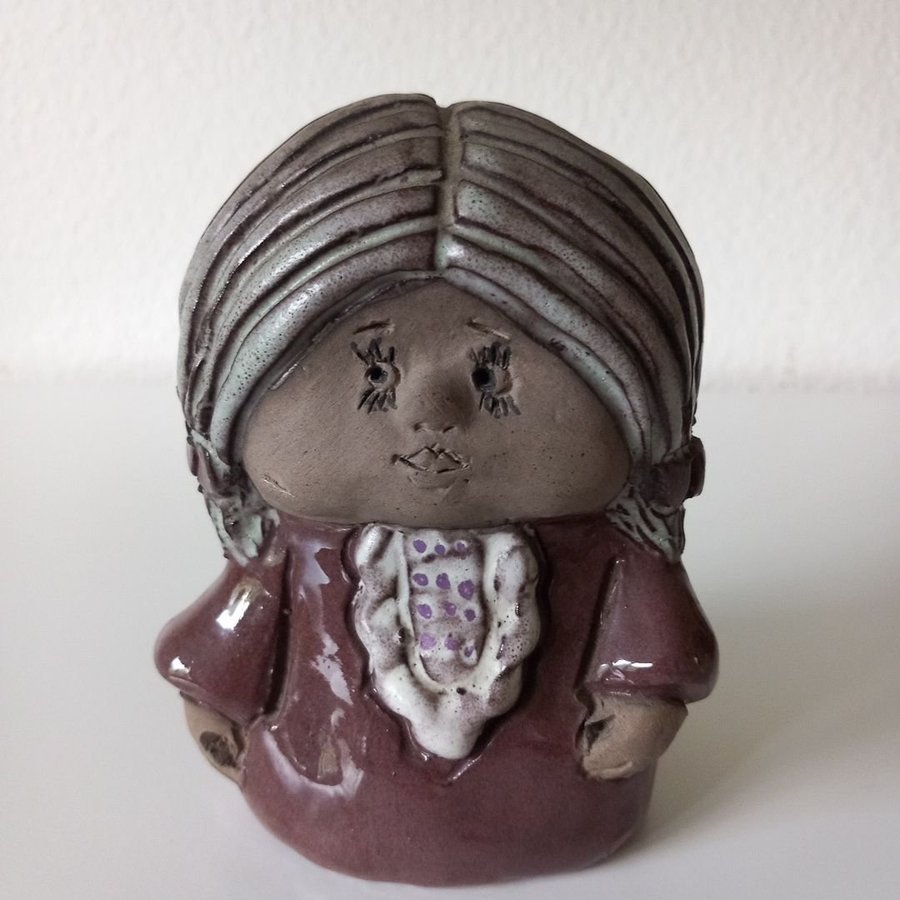 Elbogen Handmade Keramisk figur av flicka