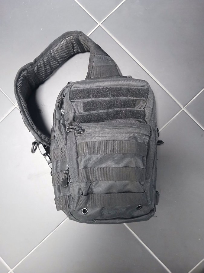 Slingväska brandit slingbad tactical