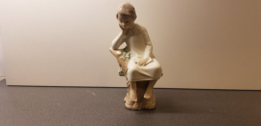 Väldigt vackert porslin figur från Nao Lladro Spain.