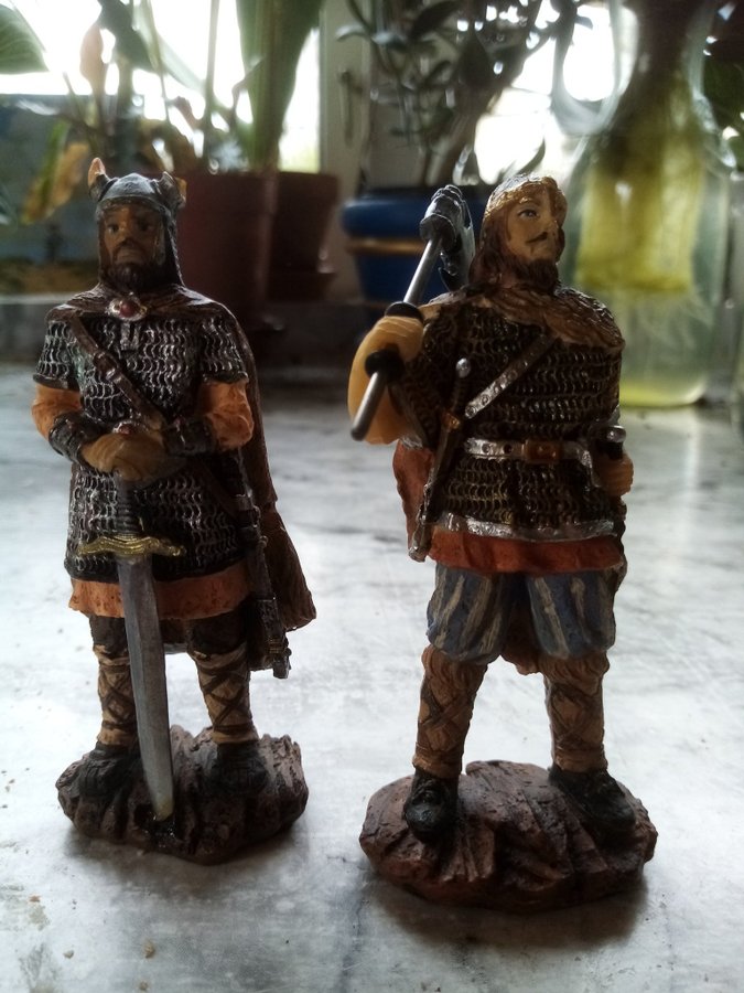 2 vikingar, ett horn avbrutet.