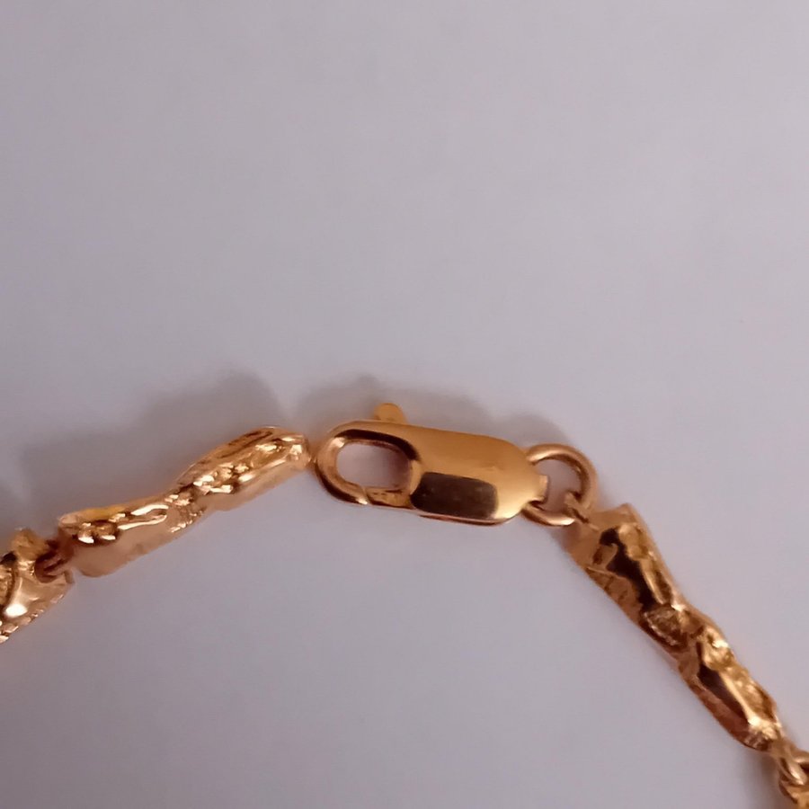 ARMBAND i 18 karat tror modellen heter sarek , snyggt, längd 18 cm vikt 5.9 gram