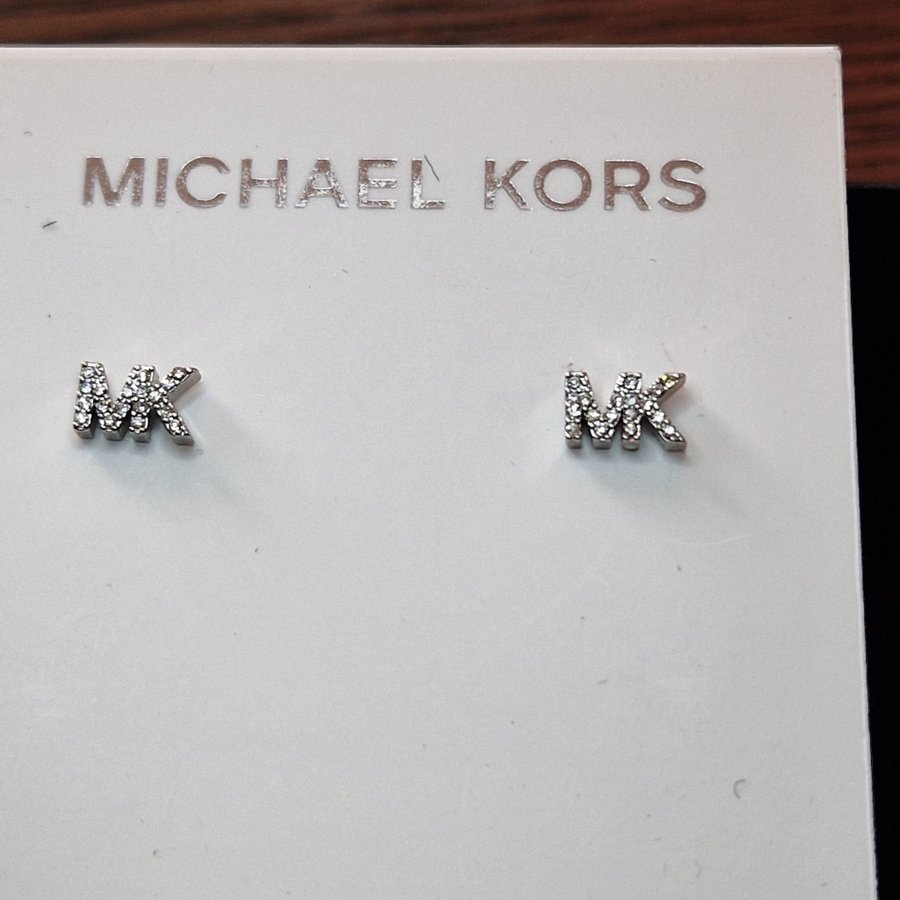 Örhängen från Michael Kors.