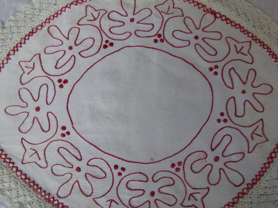 JUGEND broderad oval duk m knypplad spets ca 31x25cm bomull