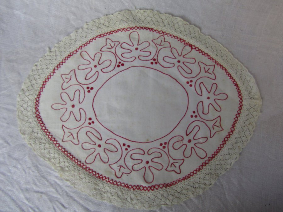 JUGEND broderad oval duk m knypplad spets ca 31x25cm bomull