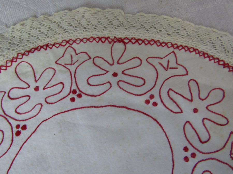 JUGEND broderad oval duk m knypplad spets ca 31x25cm bomull