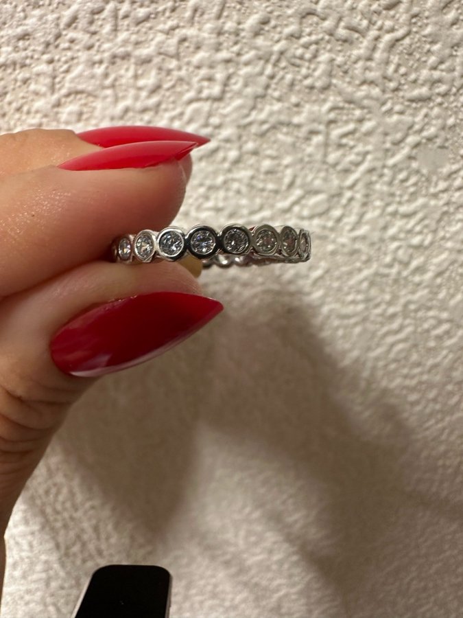 Helt nya ring i 316L stainless steel rostfritt stål Cubic Zirkon str 17mm