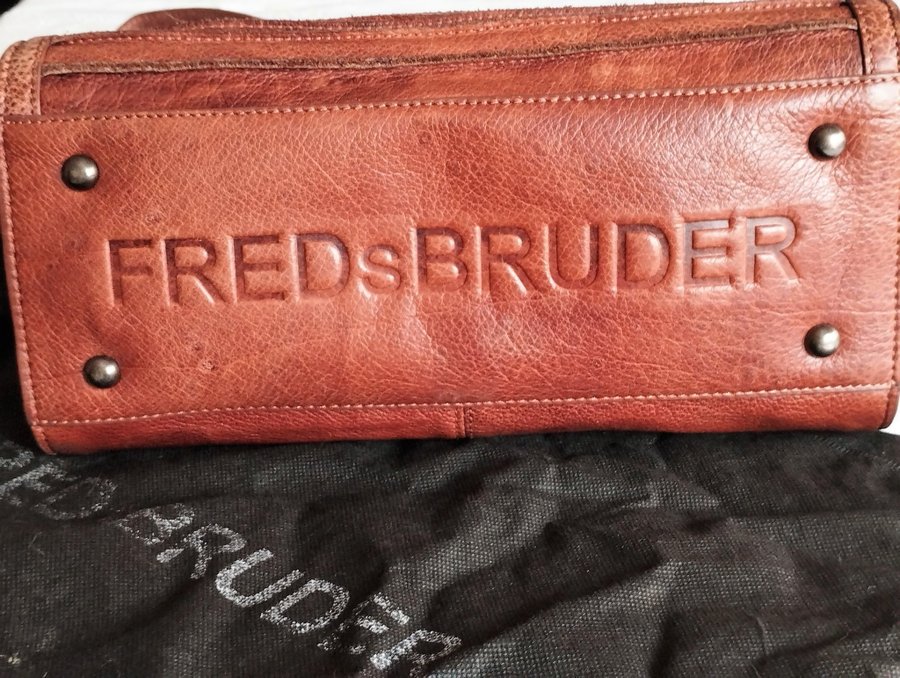 Fredsbruder väska i kornigt koläder. Fredsbruder bag in grained cow leather.