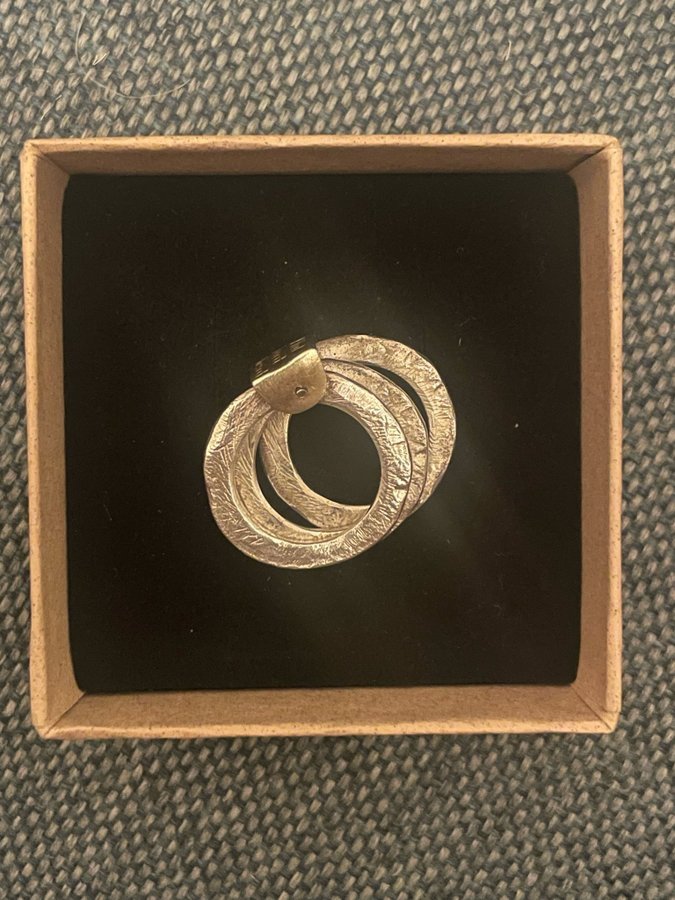 Björg ring i silver med text