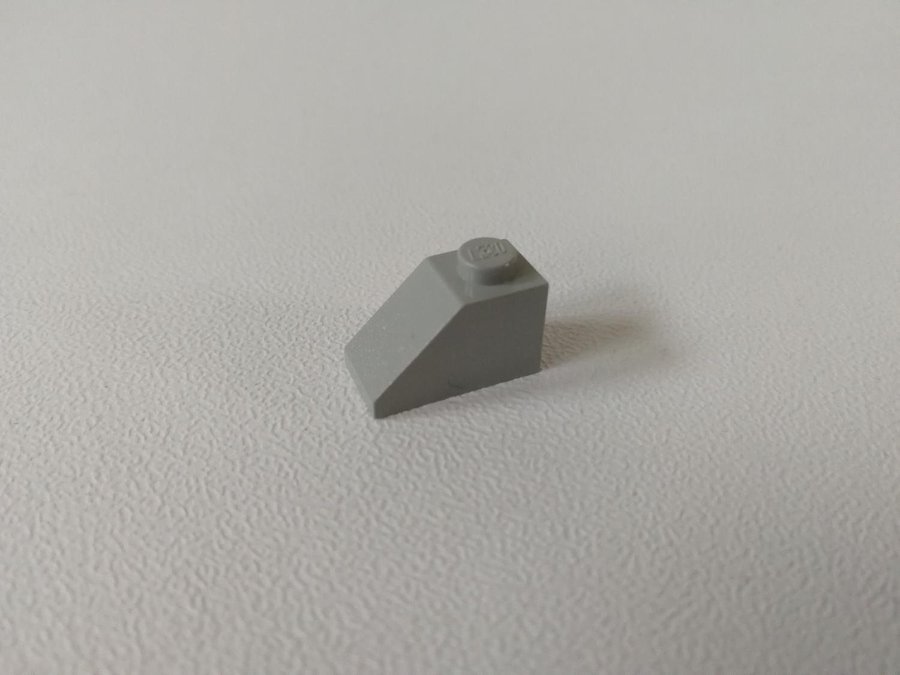 Lego - slope - bas - 2x1 - part 3040 - ljusgrå (old light gray)