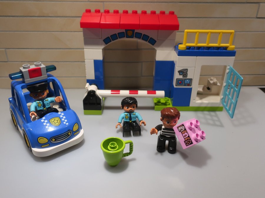 Lego - Duplo - Polis station - polisbilen har ljud o ljus effekter - 10902