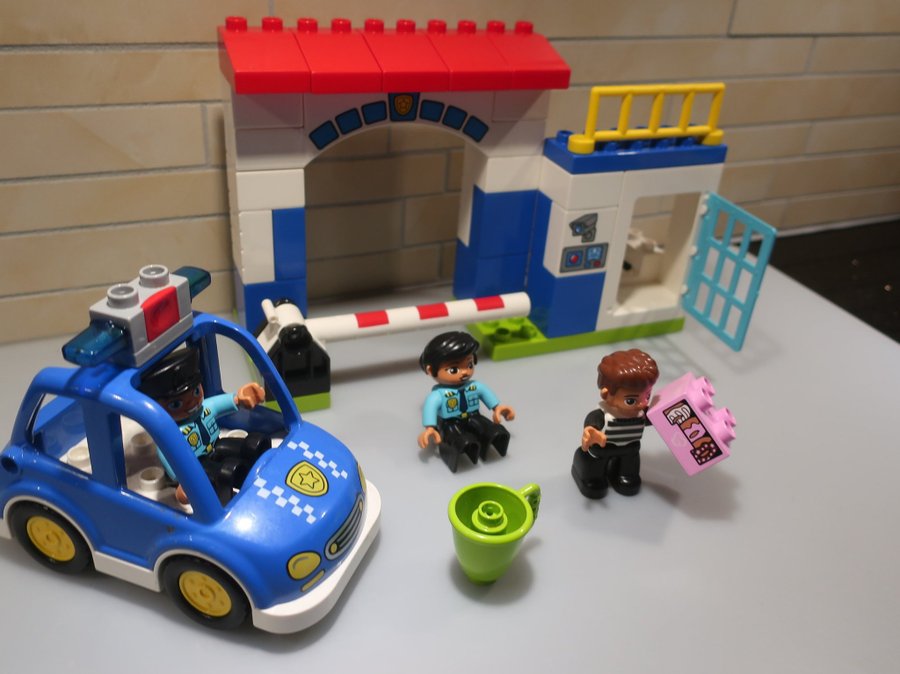 Lego - Duplo - Polis station - polisbilen har ljud o ljus effekter - 10902