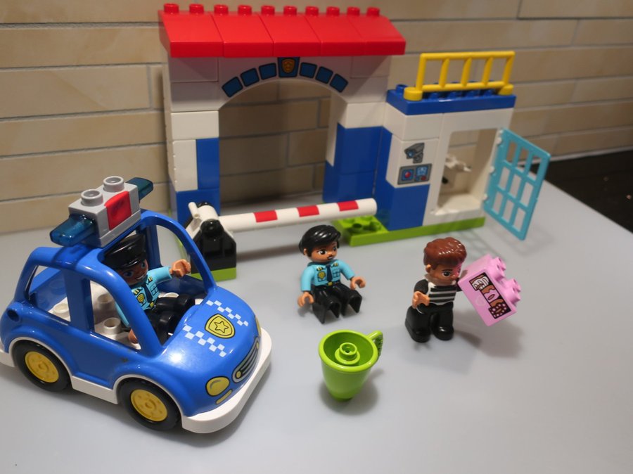 Lego - Duplo - Polis station - polisbilen har ljud o ljus effekter - 10902