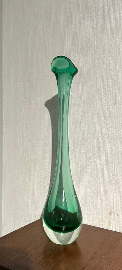 HÖG VAS (32.5cm) GRÖNT GLAS och KLARGLAS SOLITÄRVAS "HUNDBENSVAS" HÖG ROSVAS