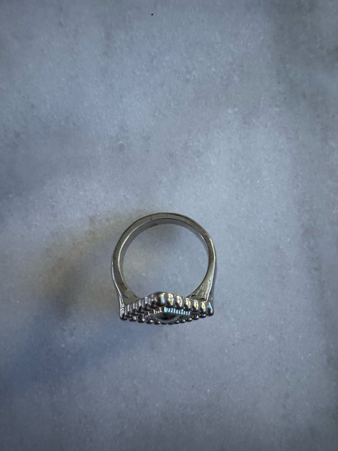 Silverfärgad ring