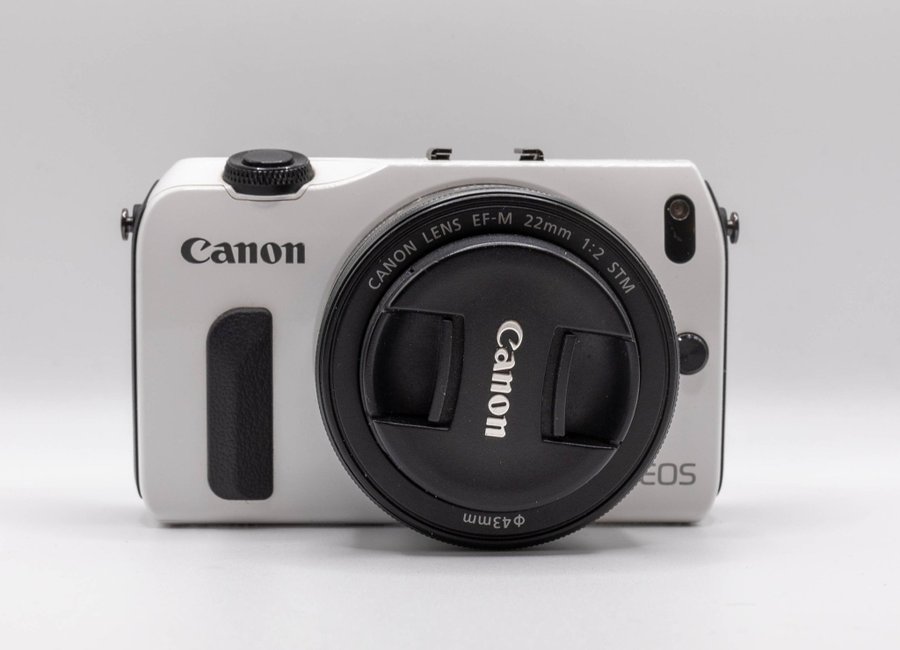 Canon EOS M vit med tre objektiv och två adaptrar