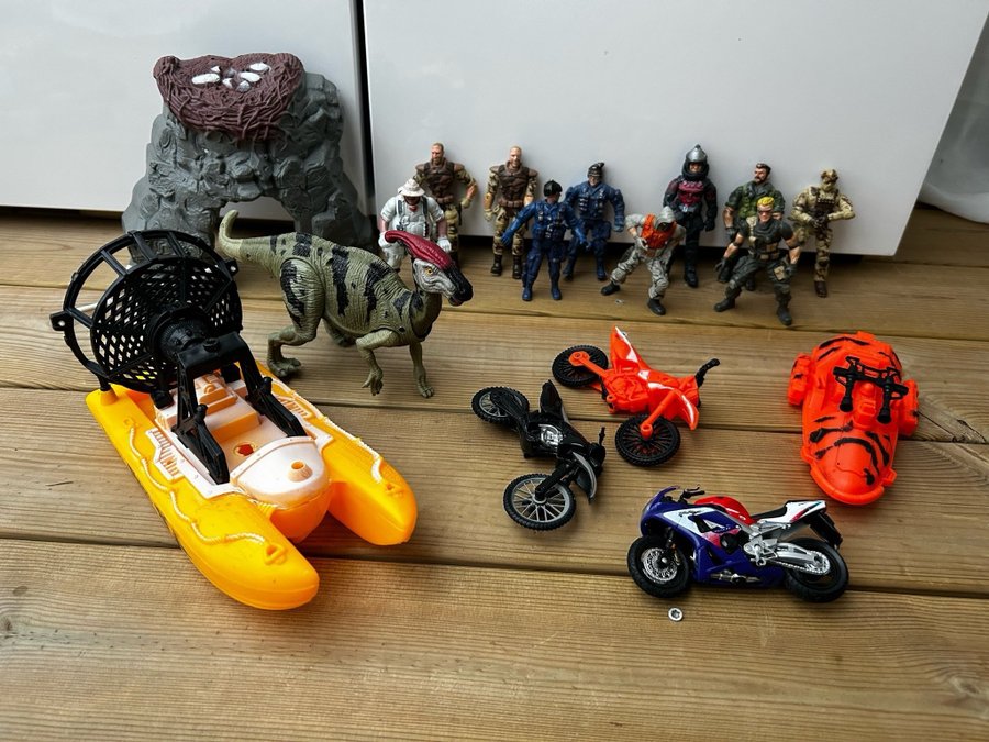 Stort paket med figurer bla landor , Dinosaurier motorcykel mm