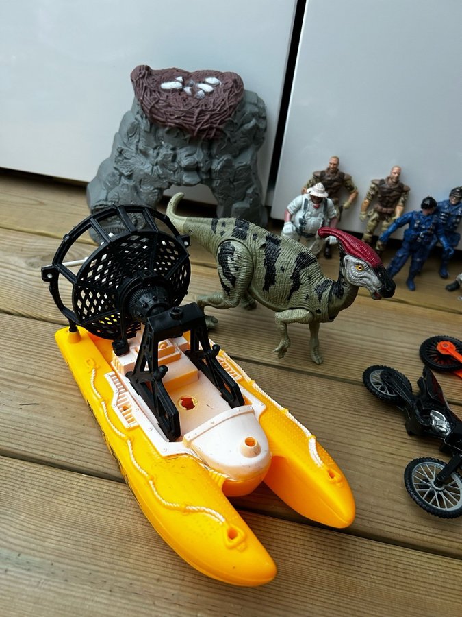 Stort paket med figurer bla landor , Dinosaurier motorcykel mm