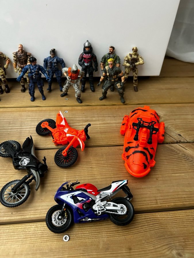 Stort paket med figurer bla landor , Dinosaurier motorcykel mm