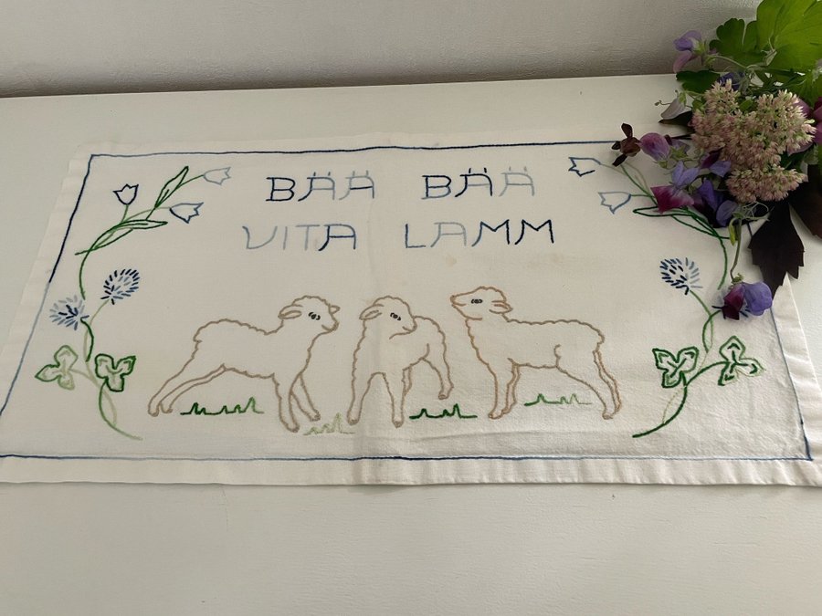 Underbart fin broderad bonad ”Bää Bää vita lamm "