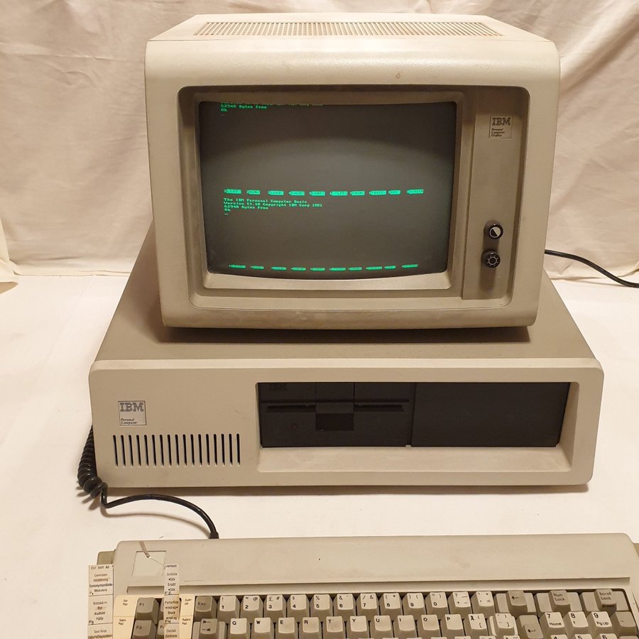 IBM PC model 5150, årsmodell 1983 samt 5151, 12" skärm  originaltangentbord!