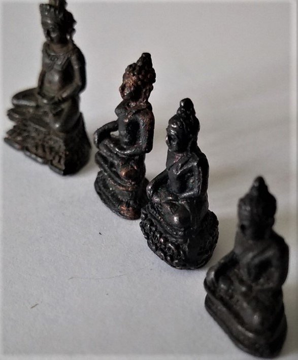 Originale miniature buddhistiske statuetter - i alt 7 stk