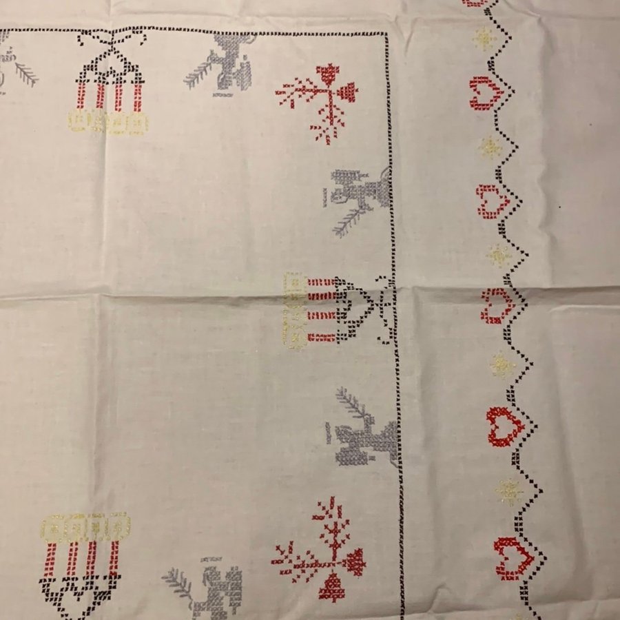 Gammal /äldre fin Julduk med broderi och spets . Handbroderad vintage fin duk