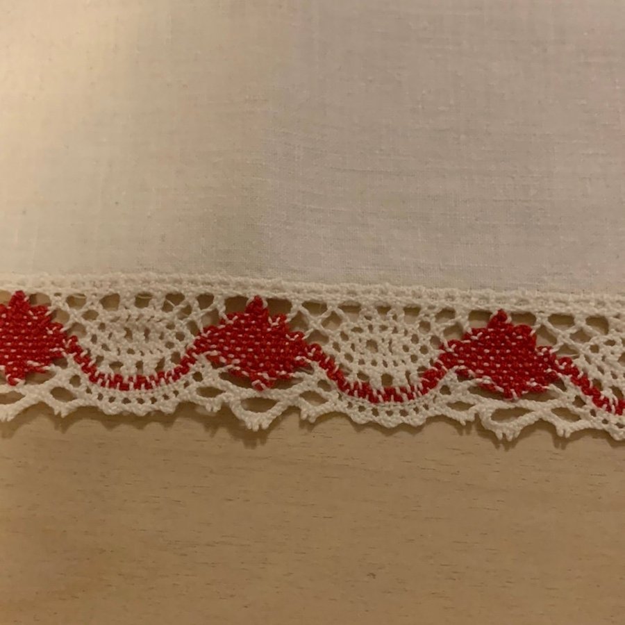 Gammal /äldre fin Julduk med broderi och spets . Handbroderad vintage fin duk