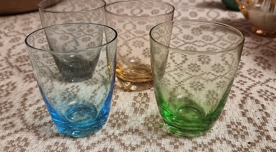 4 st olikfärgade glas