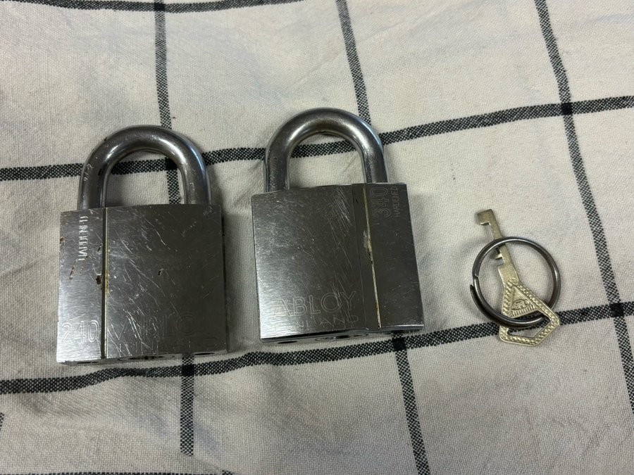 2 st Abloy hänglås. 240 och 340