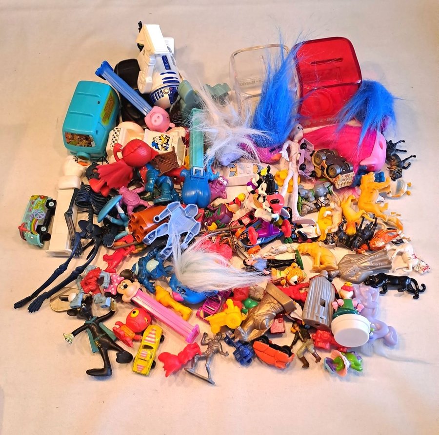 Stor lot med leksaker/samlarsaker. Actionfigurer, bilar,