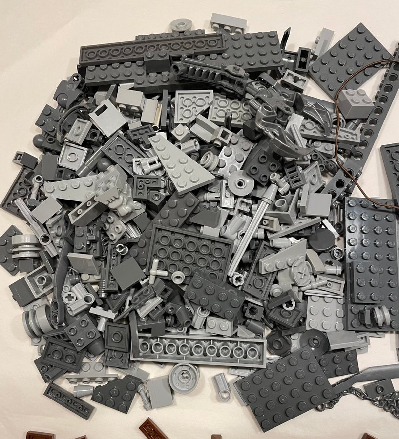 Lego-bitar i grått och brunt