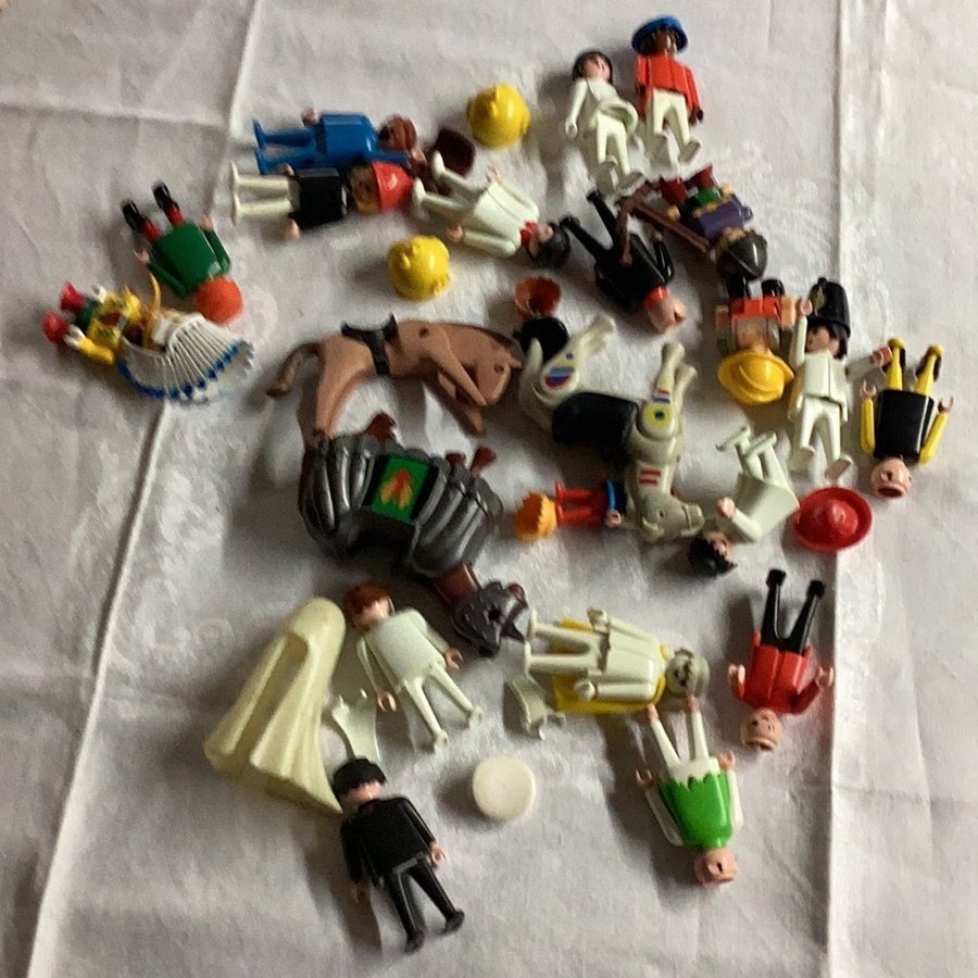 En massa Playmobil gubbar och 3 hästar