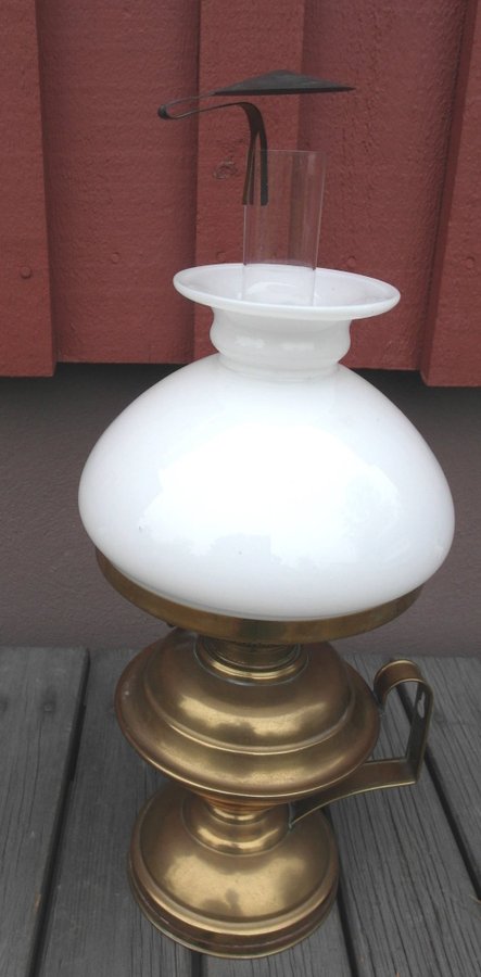 Vintage mässings fotogen/ oljelampa bordslampa/ vägglampa; 42 cm hög