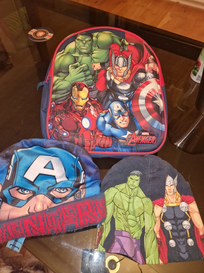 Ryggsäck och mössor med Avengers motiv