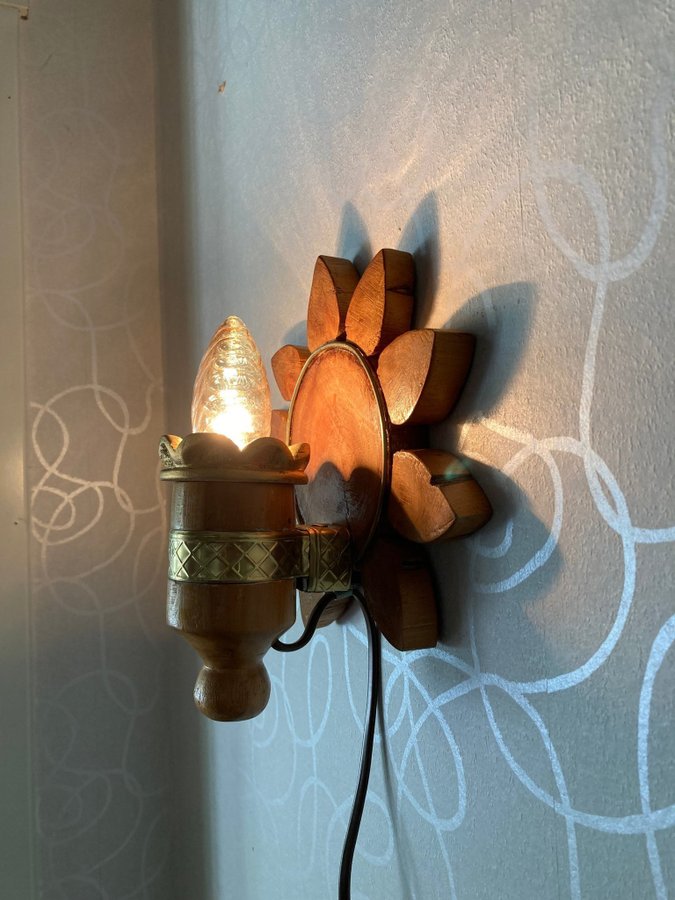 **JÄTTEFIN**….vägglampa…GAMMAL…SOL….TRÄ….MÄSSING….GLÖDLAMPA..patina