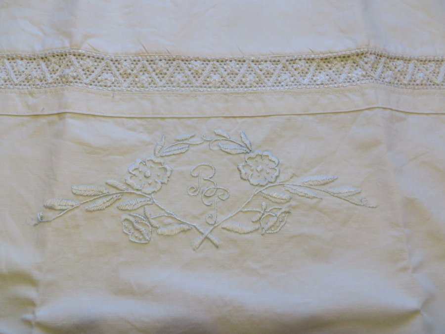 Fyra st äldre oanvända broderade örngott, monogram B,BP