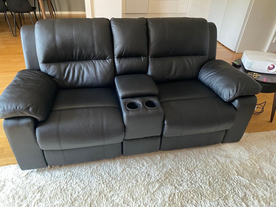 Svart läderrecliner soffa med mugghållare