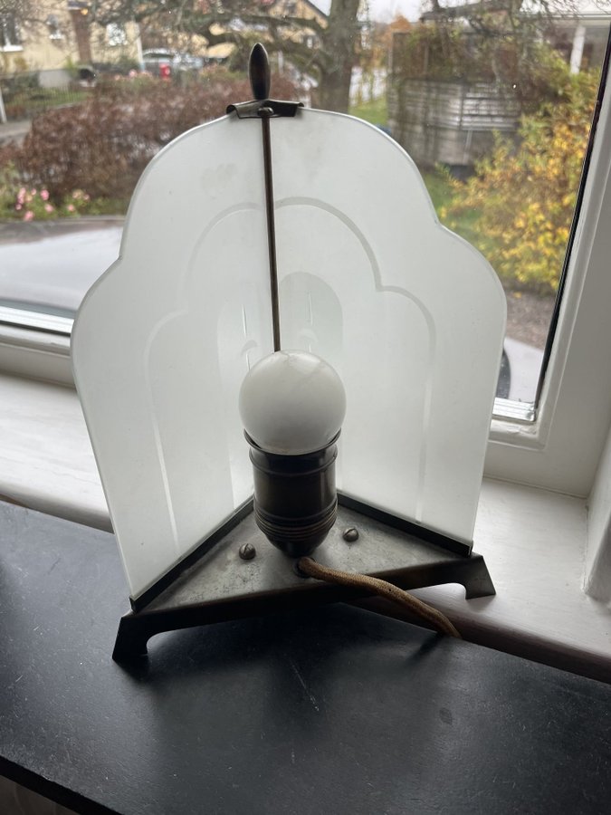 Högklassig bordslampa art deco i bra skick, originaldetaljer