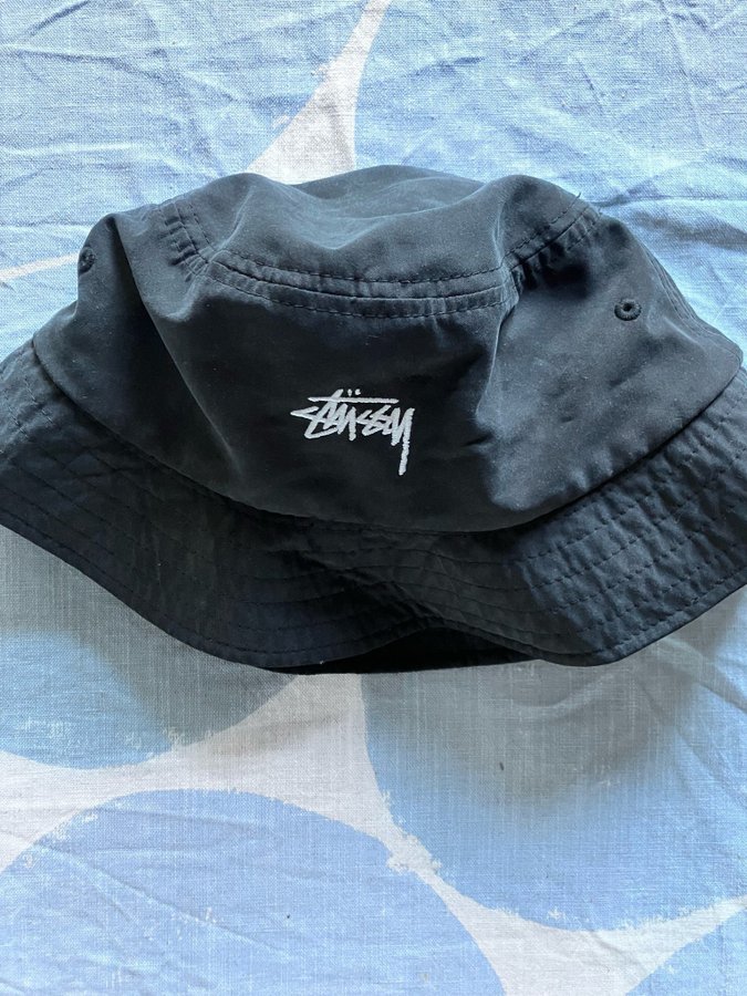 Stussy svart bucket hat