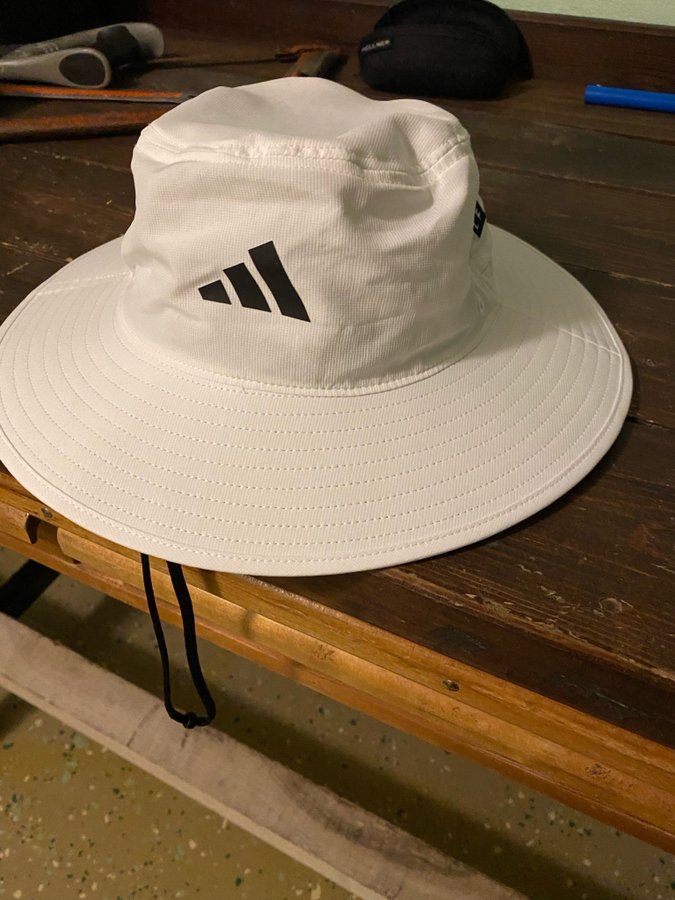 adidas vit hatt, storlek L/XL