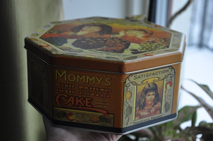 Vintage Cake Tin: mommys Rich Fruit CakeAnticipation